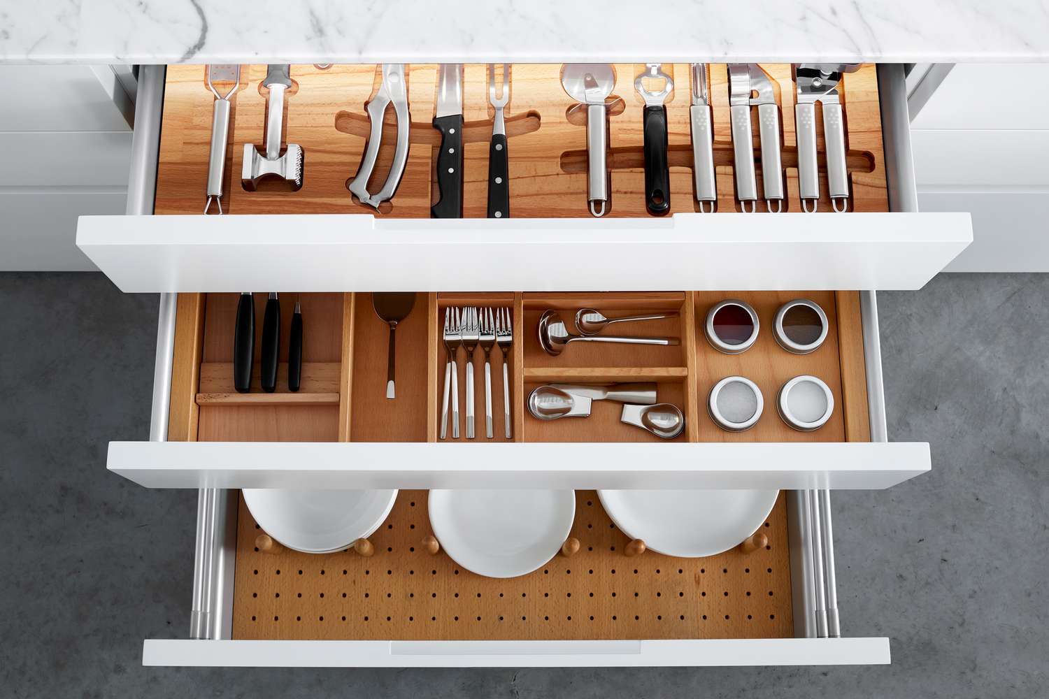 Organize your kitchen with simple, space-saving solutions.